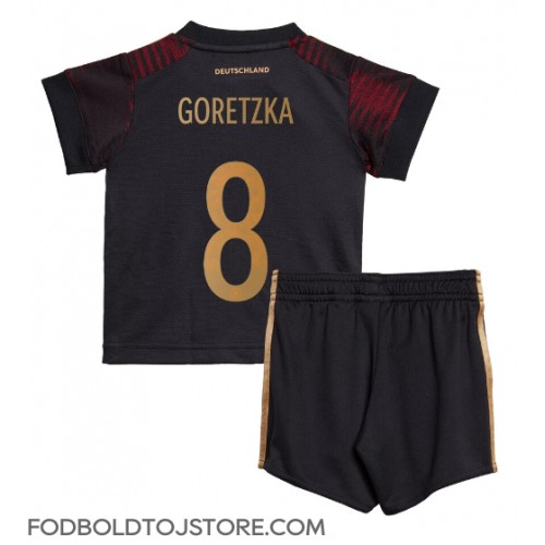 Tyskland Leon Goretzka #8 Udebanesæt Børn VM 2022 Kortærmet (+ Korte bukser)